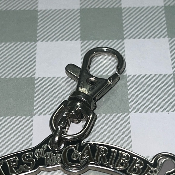 Disney Pirates of the Caribbean Skull Keychain - Picture 4 of 7
